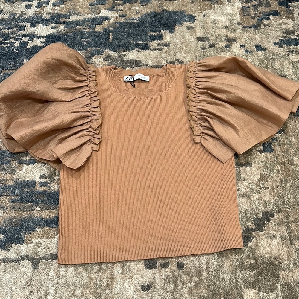 Zara short sleeve top. IN PERFECT CONDITION. SIZE LARGE